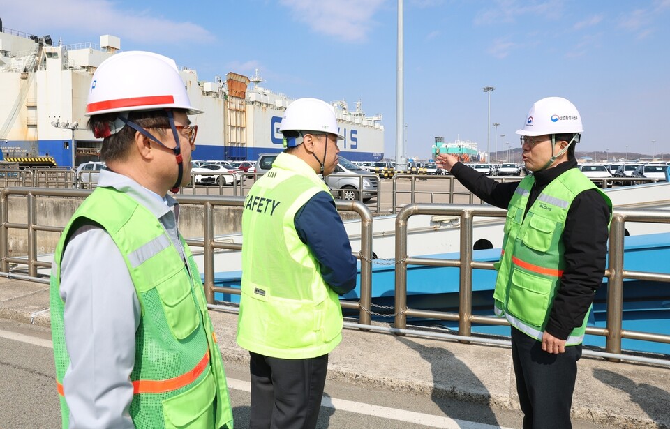 박성택(오른쪽) 제1차관이 28일 자동차 수출항인 평택항을 방문, 현장의견을 듣고 있다. (사진제공=산업부)