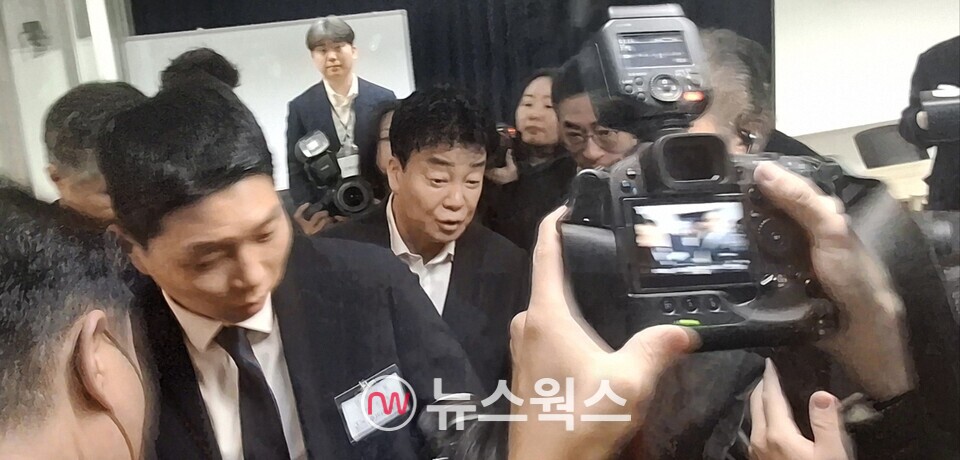 백종원 더본코리아 대표가 28일 열린 주주총회에서 경호를 받으며 자리를 뜨고 있다. (사진=강석호 기자)