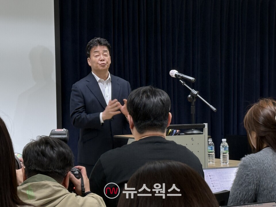 주주총회가 끝난 뒤 진행된 기자간담회에서 백종원 더본코리아 대표가 발언을 하고 있다. (사진=강석호 기자)