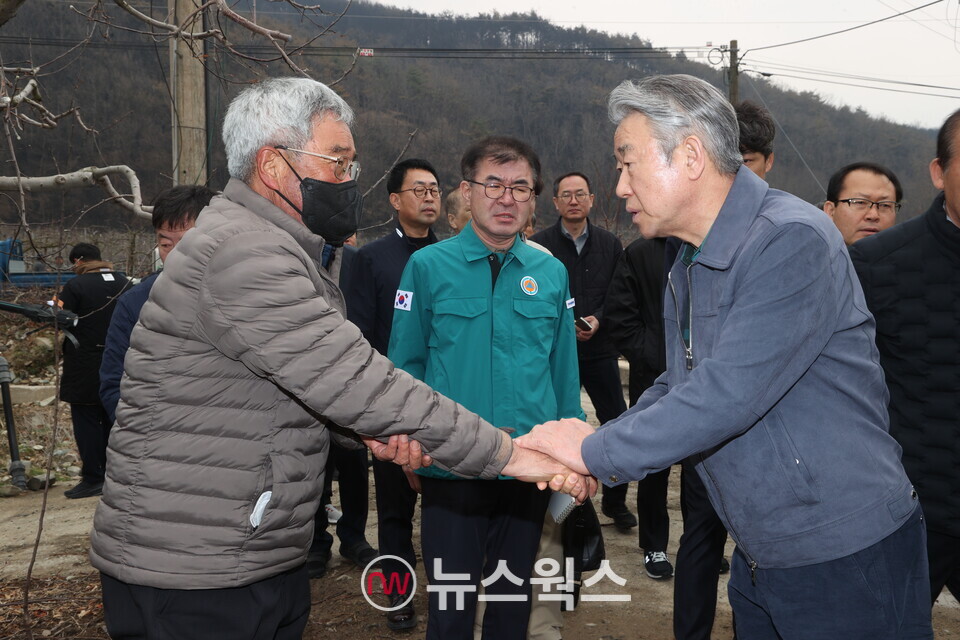 강호동 농협중앙회장(오른쪽)이 경북 산불 피해현장에서 농업인에게 위로의 말을 전하고 있다. (사진제공=농협)