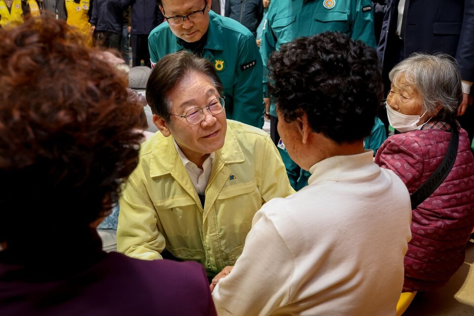 이재명 더불어민주당 대표가 27일 오후 경북 영양군문화체육센터에 마련된 산불 이재민 대피소를 찾아 피해 주민들을 위로하고 있다. (사진제공=민주당)
