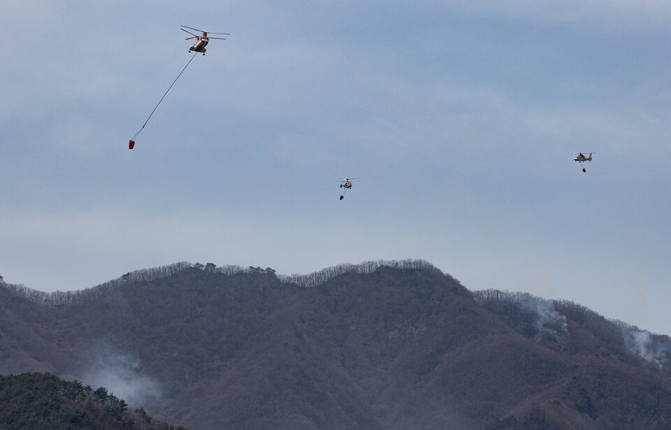 전국 곳곳에 산불이 발생하고 있는 28일 오전 경남 산청군 구곡산 일대에서 산불 진화 헬기가 진화 작업을 벌이고 있다. (사진=뉴스1)