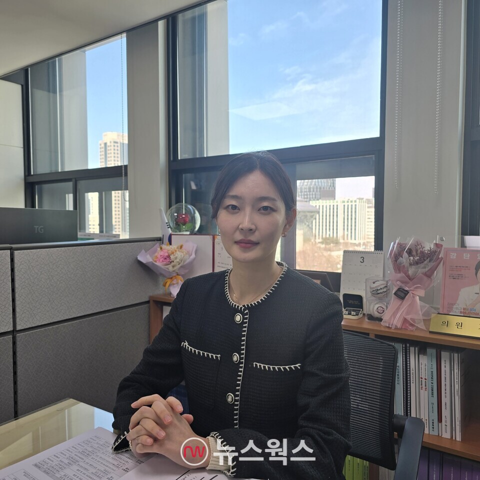 김혜지 서울시의원이 서울시청을 배경으로 앉아있다. (사진=원성훈 기자)