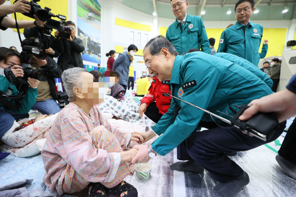 한덕수 대통령 권한대행 국무총리가 지난 24일 경북 의성군 의성체육관에 마련된 산불 대피소를 방문해 이재민을 위로하고 있다. (사진제공=국무조정실)