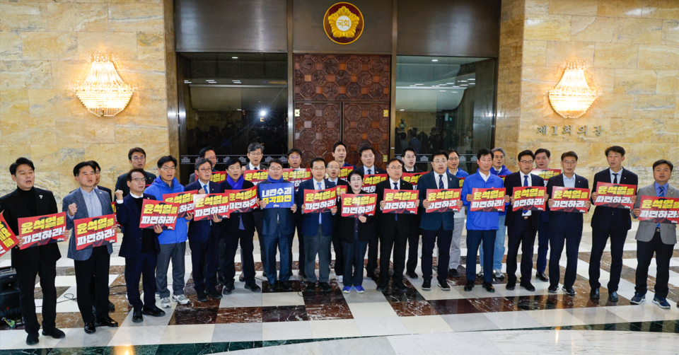 더불어민주당 초선 의원들이(더민초) 28일 서울 여의도 국회 로텐더홀에서 한덕수 대통령 권한대행을 향해 마은혁 헌법재판관 후보자 임명을 촉구하며 비상시국대응 긴급 기자회견을 하고 있다. (사진=뉴스1)