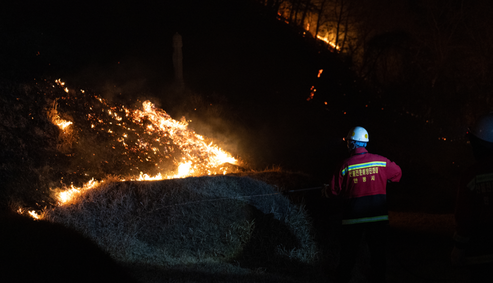 ​산불이 이어지고 있는 27일 경북 안동시 남후면 일대 야산에서 산불전문예방진화대원들이 화선 정리 작업을 하고 있다. (사진=뉴스1)​