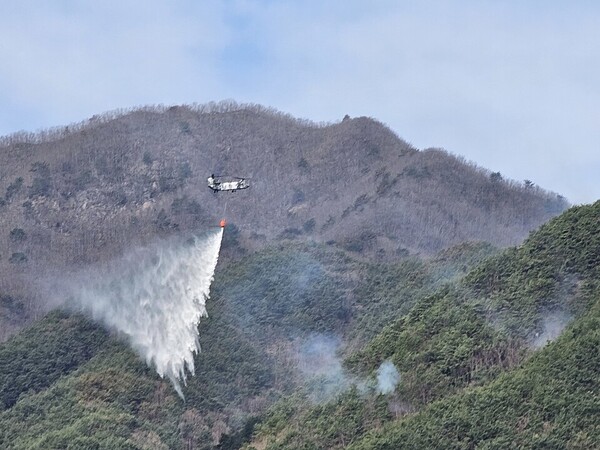 진화율 99%인 산청 산불 현장에 30일 산림청이 헬기를 동원해 진화 작업을 벌이고 있다.(사진=뉴스1)