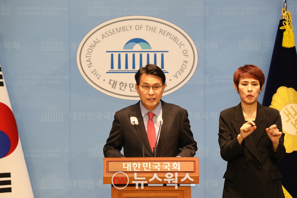 윤상현 국민의힘 의원이 4일 국회소통관 기자회견을 통해 문형배 헌법재판소장 권한대행의 자진사퇴를 촉구하고 있다. (사진=원성훈 기자)