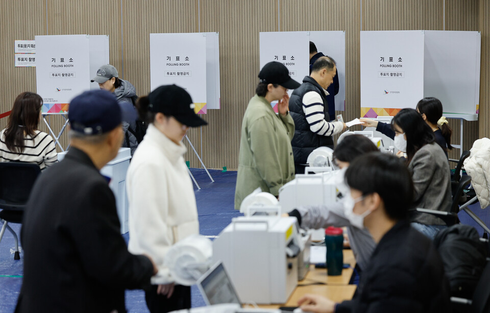 재·보궐선거 사전투표 첫날인 28일 서울 구로구 개봉2동 주민센터에서 구민들이 구로구청장 선출을 위한 한표를 행사하고 있다.(사진=뉴스1)