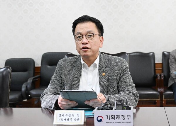 최상목 부총리 겸 기획재정부 장관이 30일 정부서울청사에서 열린 '긴급현안 관련 경제관계장관간담회'를 주재하고 있다. (사진제공=기획재정부)