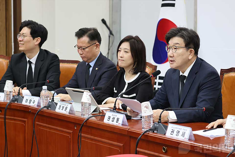 권성동(오른쪽 첫 번째) 국민의힘 원내대표가 지난 27일 국회에서 열린 비상대책위원회의에서 발언하고 있다. (사진제공=국민의힘)