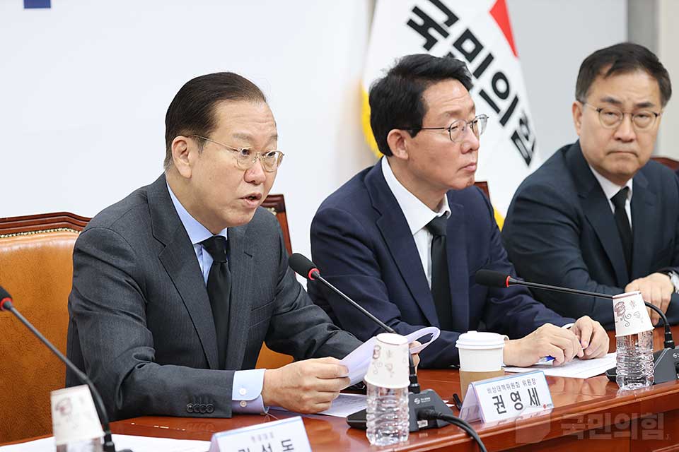 권영세(왼쪽 첫 번째) 국민의힘 비상대책위원장이 지난 27일 국회에서 열린 비상대책위원회의에서 발언하고 있다. (사진제공=국민의힘)