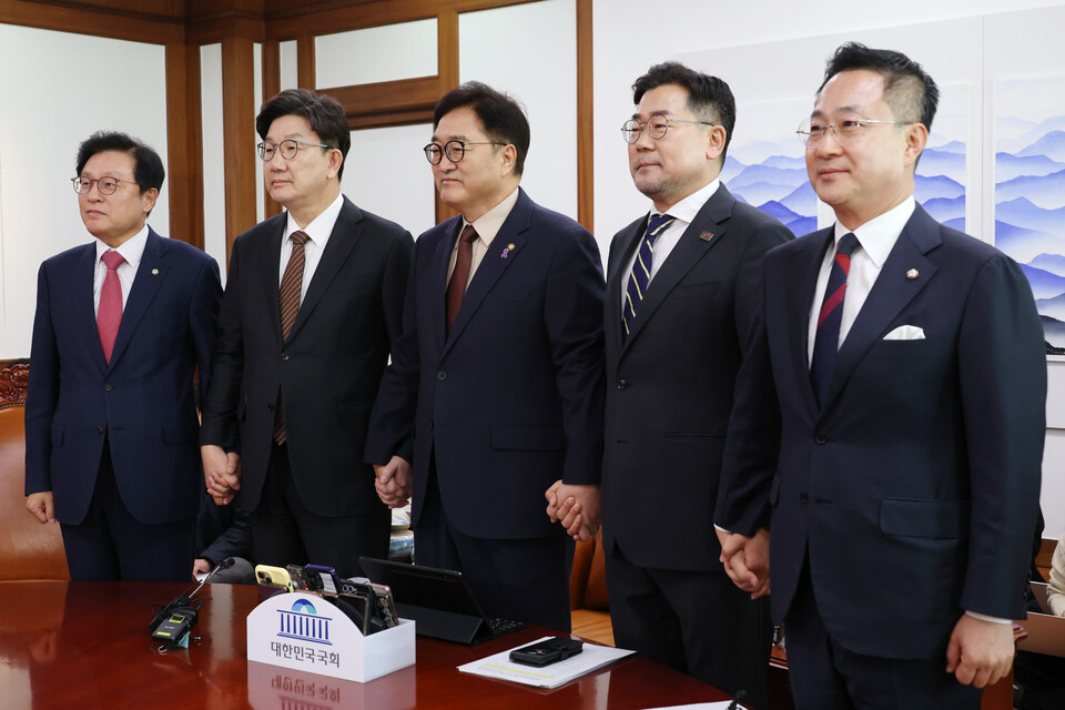 우원식 국회의장과 권성동 국민의힘 원내대표, 박찬대 더불어민주당 원내대표가 31일 국회에서 가진 회동에서 기념촬영을 하고 있다. 왼쪽부터 국민의힘 박형수 원내수석부대표, 권 원내대표, 우 의장, 더불어민주당 박 원내대표, 박성준 원내수석부대표. (사진=뉴스1)