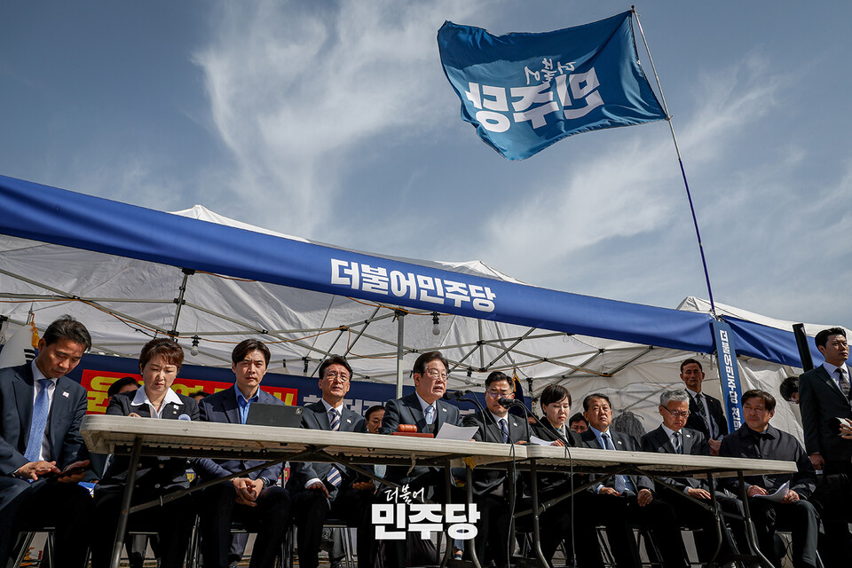 이재명 더불어민주당 대표가 지난 26일 서울 종로구 광화문 더불어민주당 천막당사에서 열린 최고위원회의에 참석하여 발언하고 있다. (출처=더불어민주당 홈페이지)