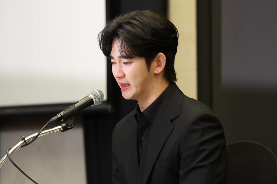 배우 김수현이 31일 오후 서울 마포구 스탠포트호텔에서 긴급 기자회견을 열고 고(故) 김새론이 미성년자일 때부터 교제했다는 의혹을 비롯한 각종 논란에 대해 입장을 밝히고 있다. (사진=뉴스1)