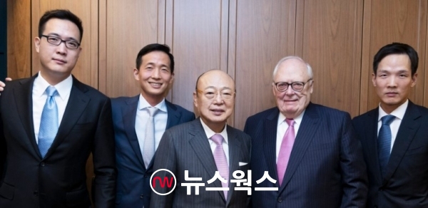 지난 2022년 11월 서울 더플라자 호텔에서 진행한 미국 헤리티지재단 아시아연구센터 만찬에서 김동선(왼쪽부터) 한화호텔앤드리조트 부사장(당시 전무), 김동관 한화솔루션 부회장, 김승연 한화그룹 회장, 에드윈 퓰너  헤리티지재단 아시아연구센터 회장, 김동원 한화생명 사장(당시 부사장)이 기념 사진을 찍고 있다. (사진제공=한화그룹)