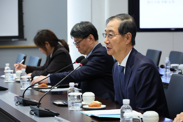 한덕수 대통령 권한대행 국무총리가 31일 경기 이천시 SK 하이닉스를 방문해 반도체산업 관련 현장 간담회를 주재하고 있다. (사진제공=국무조정실)