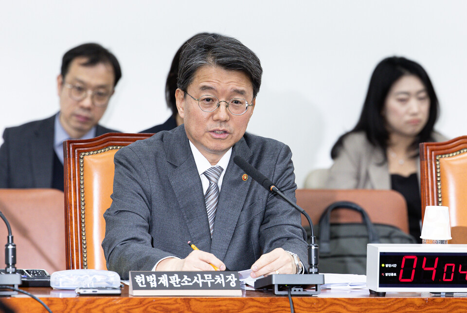 김정원 헌법재판소 사무처장이 31일 오후 서울 여의도 국회에서 열린 제423회 국회(임시회) 법제사법위원회 제5차 전체회의에서 의원 질의에 답변하고 있다. (사진=뉴스1)