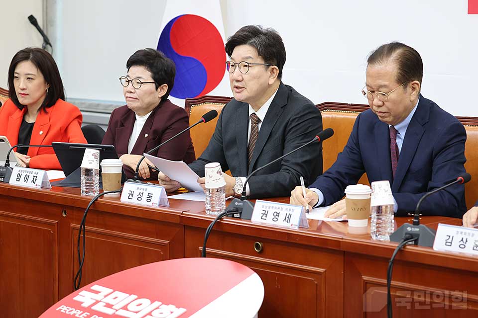 권성동(왼쪽 세 번째) 국민의힘 원내대표가 지난달 31일 국회에서 열린 비상대책윈원회의에서 발언하고 있다. (사진제공=국민의힘)