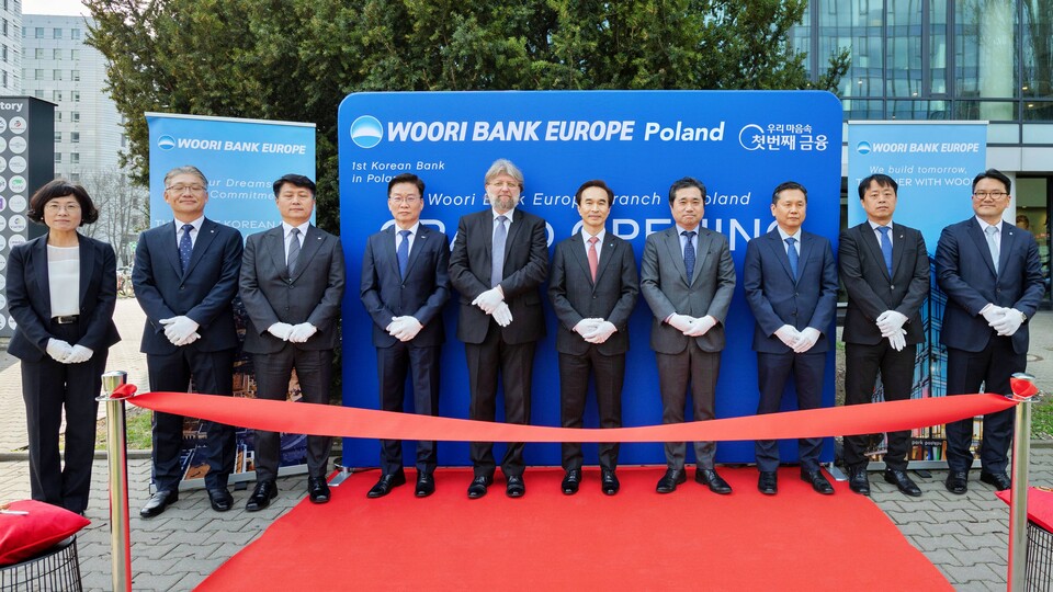 우리은행은 폴란드 수도 바르샤바에 문을 연 폴란드 지점 개점식에서 정현숙(왼쪽부터) 유럽우리은행 법인장, 김유선 LG전자 폴란드법인장, 이원혁 한국항공우주산업 유럽법인장, 서준모 현대로템 유럽방산법인장, 피오트르 오스타셰프스키 전 주한 폴란드대사, 류형진 우리은행 글로벌그룹장, 임훈민 주폴란드 대한민국 대사, 이정훈 KOTRA 바르샤바무역관장, 박병철 SK IET 폴란드법인장, 이정우 유럽우리은행 폴란드지점장이 기념촬영을 하고 있다. (사진제공=우리은행)