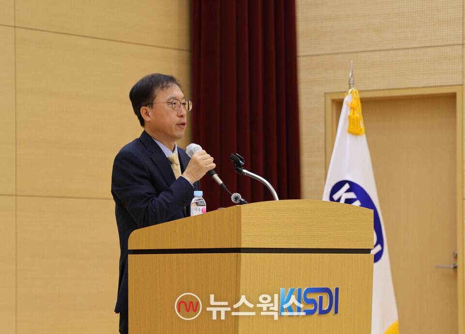 이상규 정보통신정책연구원 원장이 1일 취임식에서 말하고 있다. (사진제공=KISDI)