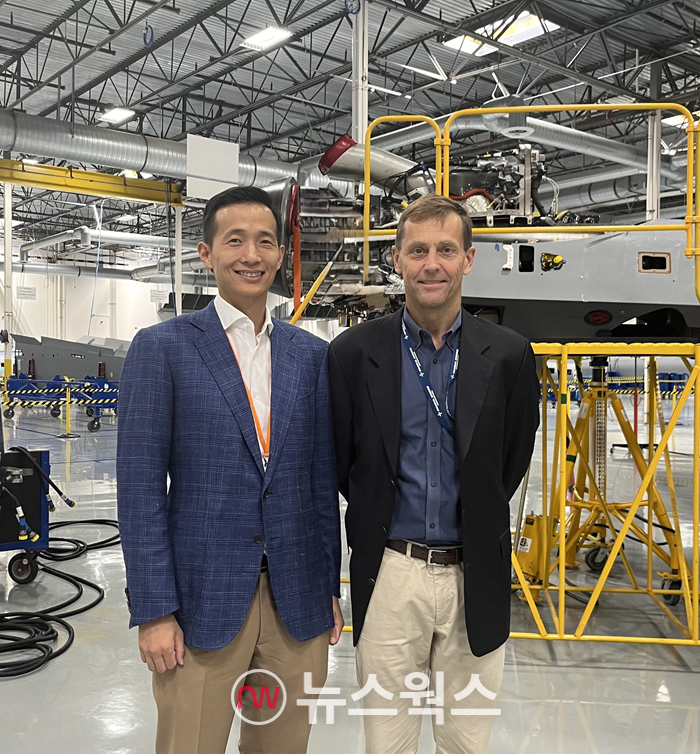김동관(왼쪽) 한화 부회장이 지난 2024년 8월 미국 샌디에이고 GA-ASI 본사를 방문해 린든 블루 GA-ASI 부회장과 기념촬영을 하고 있다.(사진제공=한화그룹)