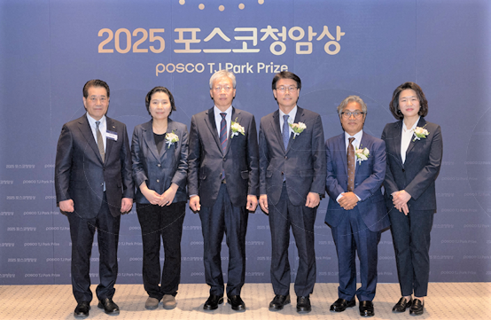 포스코청암재단이 2일 포스코센터에서 제19회 2025년 포스코청암상 시상식을 가졌다. 왼쪽부터 장인화 포스코청암재단 이사장, 박문정 포스텍 교수, 김진동 레이크머티리얼즈 대표이사, 전용석 포항명도학교 교장, 이철용 사단법인 캠프 대표, 추혜인 살림의원 원장. (사진제공=포스코)