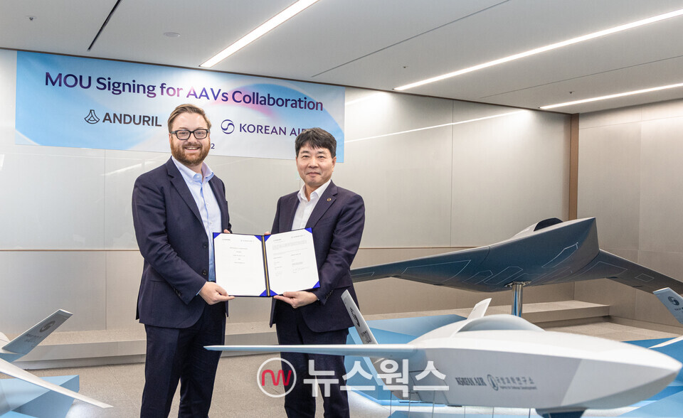 임진규(오른쪽) 대한항공 항공우주사업본부장 전무와 브라이언 쉼프 안두릴 공동창업자 겸 CEO가 기념 촬영하고 있다. (사진제공=대한항공)
