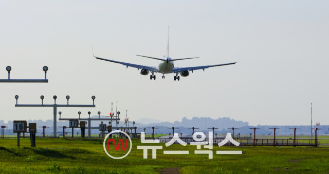 서울 김포공항에 항공기가 착륙하고 있다. (사진제공=한국공항공사)