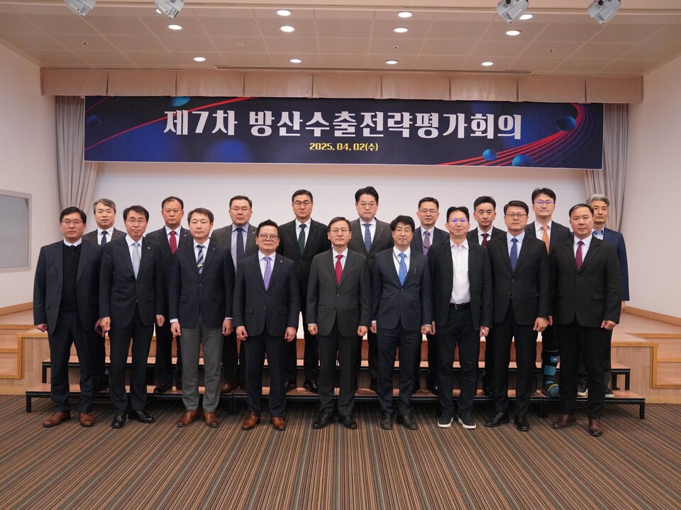 인성환(1열 왼쪽에서 다섯 번째) 국가안보실 제2차장 주재로 2일 오후 용산 국방컨벤션에서 열린 제7차 방산수출전략평가회의 참석자들이 기념촬영을 하고 있다. (사진제공=대통령실)