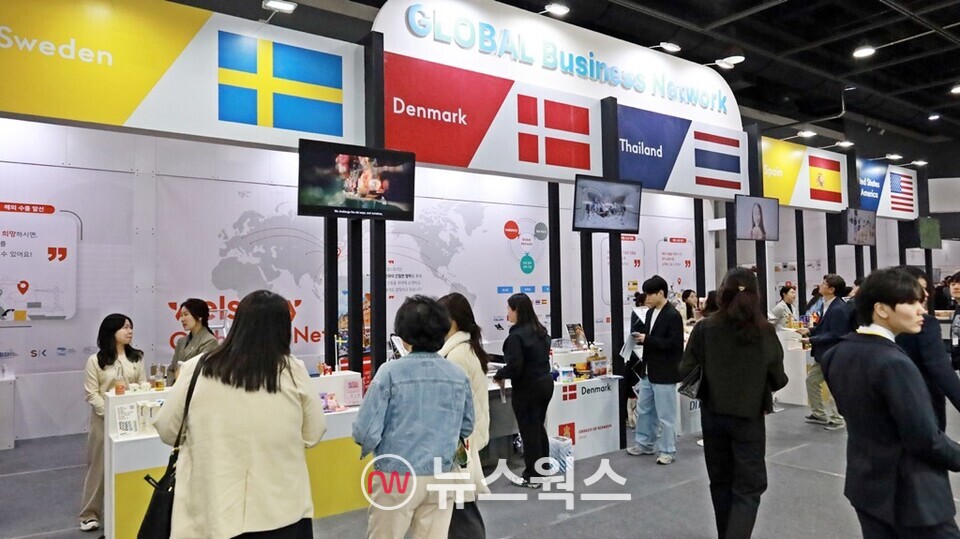 2일 서울 양재동 aT센터에서 개막한 삼성웰스토리 'F&B 비즈 페스타'의 '360 솔루션관'에서 임직원이 고객지원 프로그램을 설명하고 있다. (사진제공=삼성웰스토리)2일 서울 양재동 aT센터에서 개막한 삼성웰스토리 'F&B 비즈 페스타'에서 관람객들이 '글로벌비즈니스관'에 마련된 글로벌 네트워크 부스를 둘러보고 있다. (사진제공=삼성웰스토리)