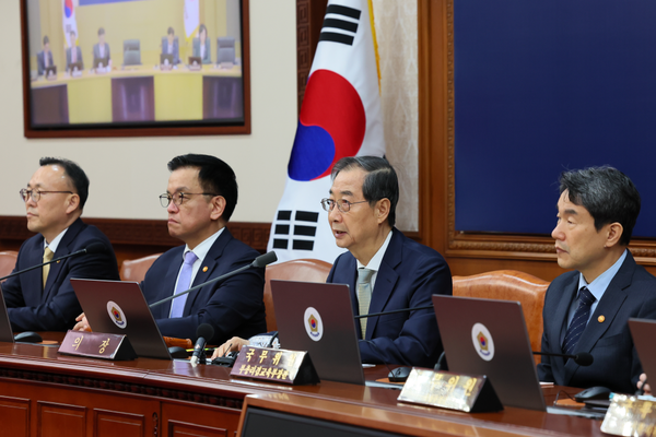 한덕수 대통령 권한대행 국무총리가 지난 1일 정부서울청사에서 열린 국무회의를 주재하고 있다. (사진제공=국무조정실)