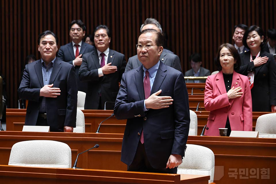 권영세(가운데) 국민의힘 비상대책위원장이 지난 2일 국회에서 열린 국민의힘 의원총회에서 국기에 대한 맹세를 하고 있다. (사진제공=국민의힘)