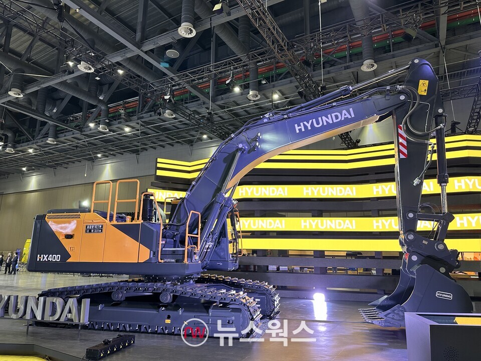 HD현대건설기계의 40톤급 '현대(HYUNDAI)' 굴착기. (사진=정현준 기자)