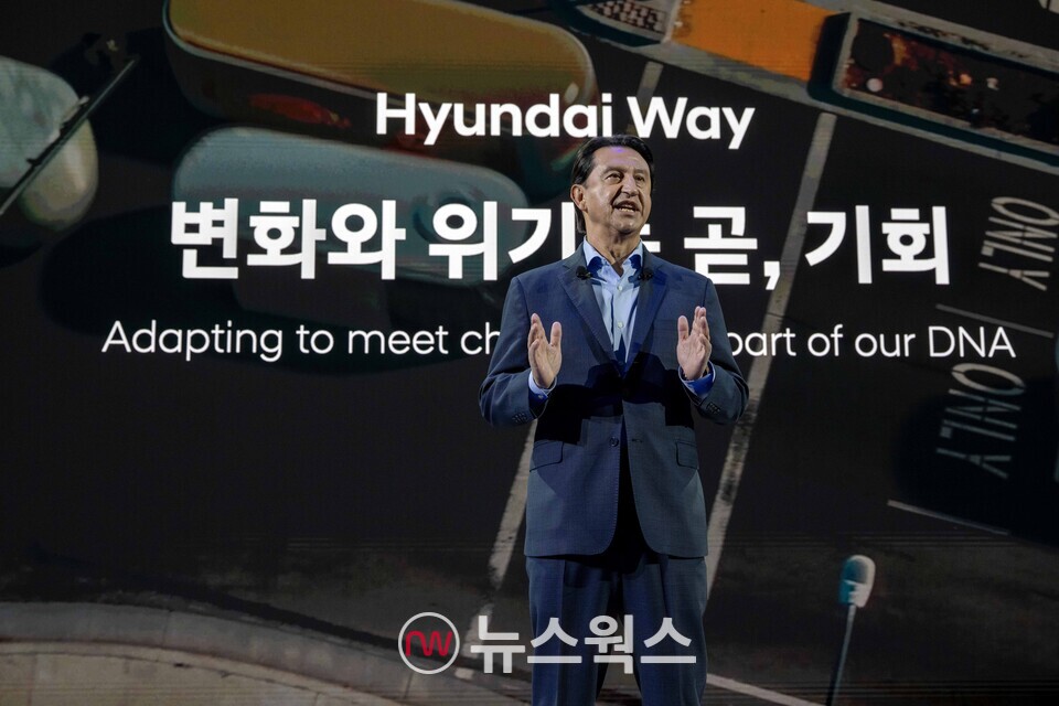 3일 경기 고양시 킨텍스 제1전시관에서 열린 '2025 서울모빌리티쇼' 현대자동차관 보도발표회에서 호세 무뇨스 현대자동차 대표이사 사장이 전략 발표를 하고 있다. (사진제공=현대차)