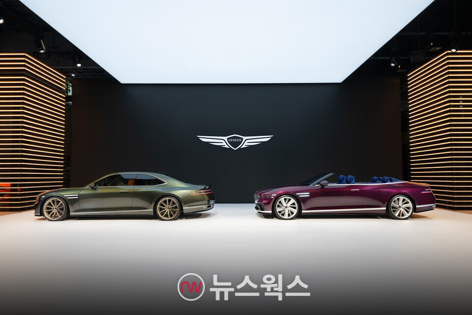 제네시스가 2025 서울모빌리티쇼에서 '엑스 그란 쿠페'(왼쪽)와 '엑스 그란 컨버터블'을 세계 최초로 공개했다. (사진제공=제네시스)