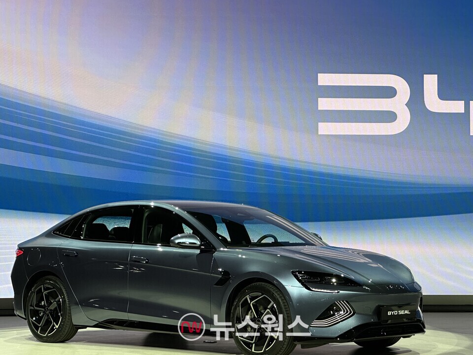 BYD코리아가 3일 경기 고양시 일산 킨텍스 열린 '2025 서울모빌리티쇼' 미디어데이에서 국내에 두 번째 전기 승용모델인 '씰'(SEAL)을 공개했다. (사진=정현준 기자)