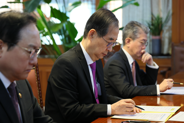 한덕수 대통령 권한대행 국무총리가 3일 정부서울청사에서 상호관세 대응 긴급 경제안보전략TF회의를 주재하고 있다. (사진제공=국무조정실)