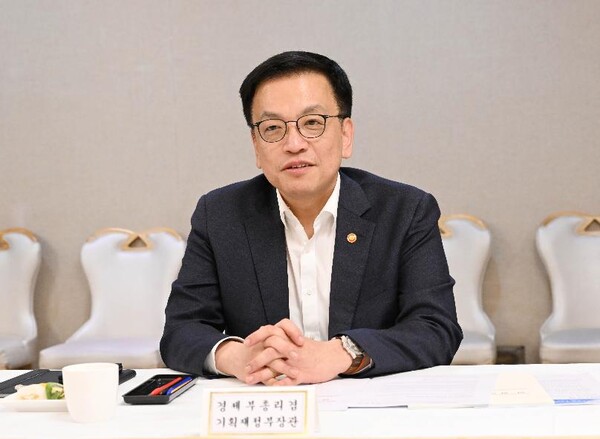 최상목 부총리 겸 기획재정부 장관이 3일 정부서울청사에서 열린 '민·관 연구기관장 간담회'를 주재하고 있다. (사진제공=기획재정부)