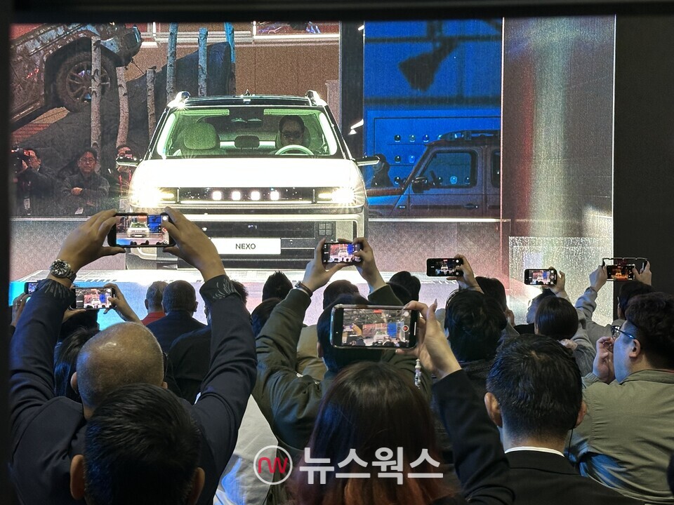 현대차의 신형 수소전기차 '디 올 뉴 넥쏘'가 모습을 드러내자, 참석자들의 카메라 플래시 세례가 쏟아졌다. (사진=정현준 기자)