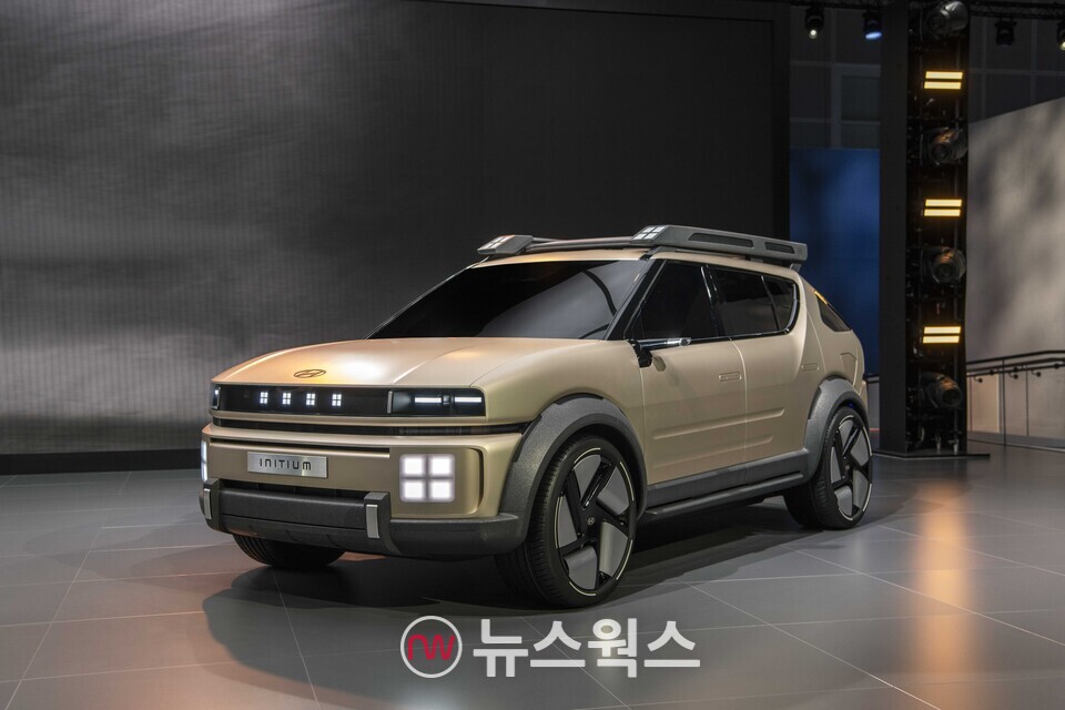 미국 LA 컨벤션 센터에서 열린 2024 LA 오토쇼에 전시된 현대차 승용 수소전기차 콘셉트카 '이니시움'. (사진제공=현대차)