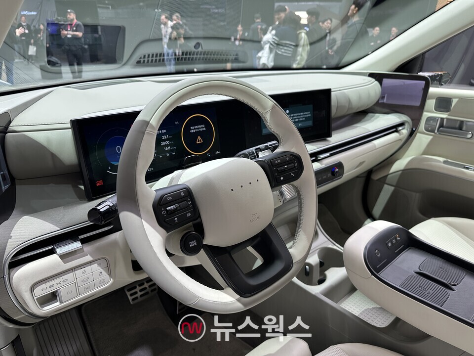 현대차의 수소전기차 '디 올 뉴 넥쏘''의 1열 실내. (사진=정현준 기자)