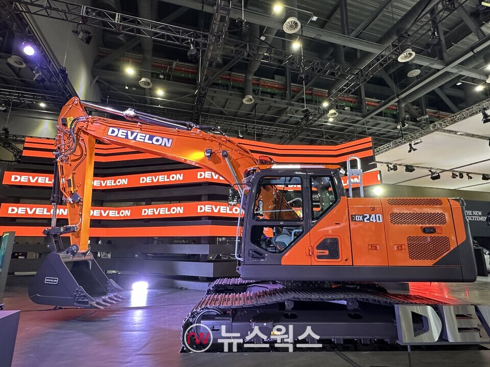 HD현대인프라코어의 '디벨론(DEVELON)' 24톤급 굴착기. (사진=정현준 기자)