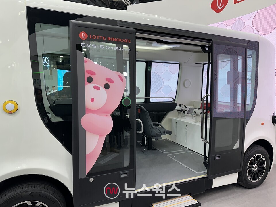 롯데는 전시관 한편에는 국내 최초로 도로 운행 허가를 받아 시범 사업 중인 자율주행 셔틀이 전시했다. (사진=정현준 기자)