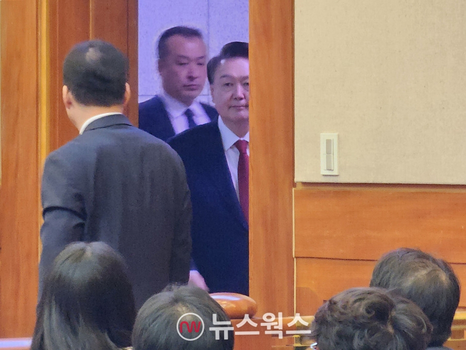 윤석열 대통령이 지난 1월 21일 헌법재판소 심판정에 출석하고 있다. (사진=박광하 기자)