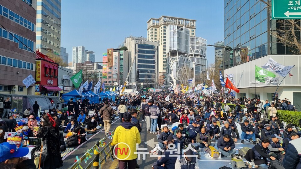 4일 오전 안국역 6번 출구 앞에 헌법재판소의 윤석열 대통령의 탄핵심판 결과를 기다리는 인파들이 모여 있다. (사진=손일영 기자)