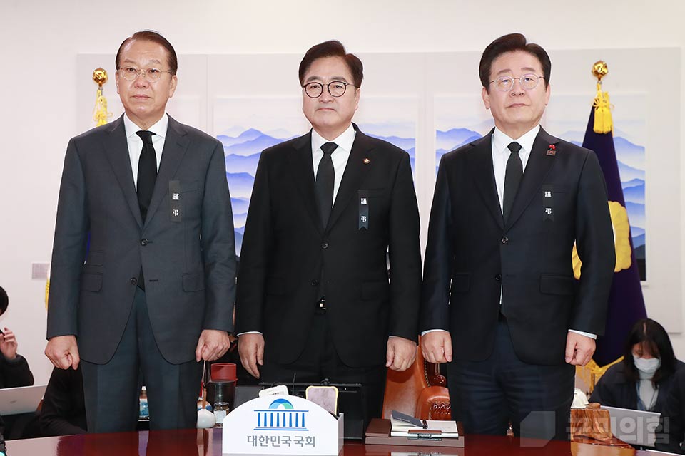 우원식(가운데) 국회의장이 지난해 12월 31일 권영세(왼쪽) 국민의힘 비상대책위원장과 이재명 더불어민주당 대표와 함께 국회의장 주재로 양당 대표 회담을 가졌다. (사진제공=국민의힘)