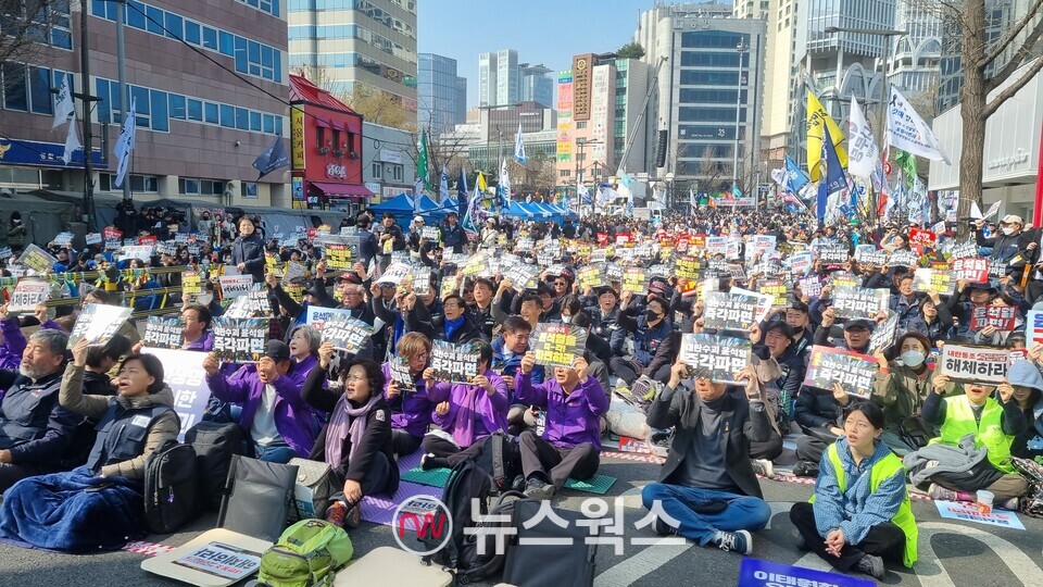 4일 오전 안국역 앞에 모인 시민들이 헌법재판소에 윤석열 파면을 촉구하고 있다. (사진=손일영 기자)