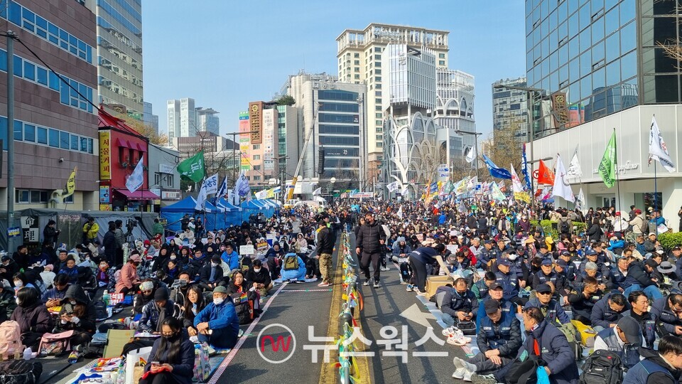 시민들이 안국역 앞에 모여 헌법재판소의 윤석열 대통령 탄핵 심판 선고를 기다리고 있다. (사진=손일영 기자)