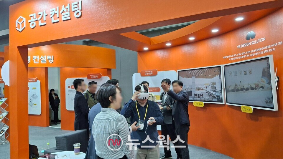 삼성웰스토리 'F&B 비즈 페스타' 제1전시관의 공간컨설팅 부스에서 관람객이  VR을 통해 설계 도면을 직접 체험하고 있다. (사진=강석호 기자)